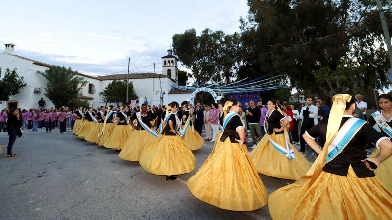 Las ‘fadrines’ del Roser se preparan para celebrar sus fiestas tradicionales en la Ermita
