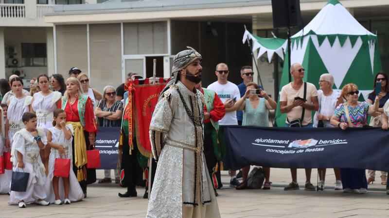 La lectura del ‘Parlament de Pau’ posa fi als enfrontaments en els festejos de Moros i Cristians de Benidorm