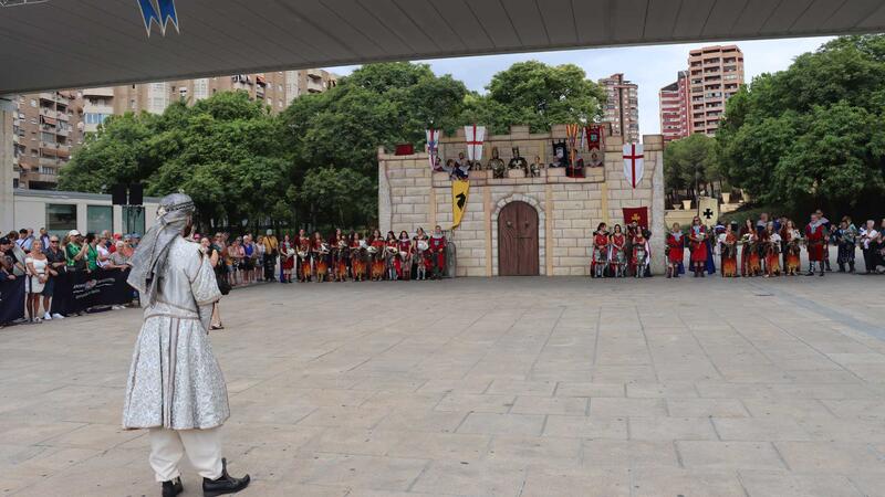 La lectura del ‘Parlament de Pau’ posa fi als enfrontaments en els festejos de Moros i Cristians de Benidorm