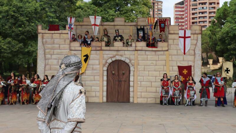 La lectura del ‘Parlament de Pau’ posa fi als enfrontaments en els festejos de Moros i Cristians de Benidorm