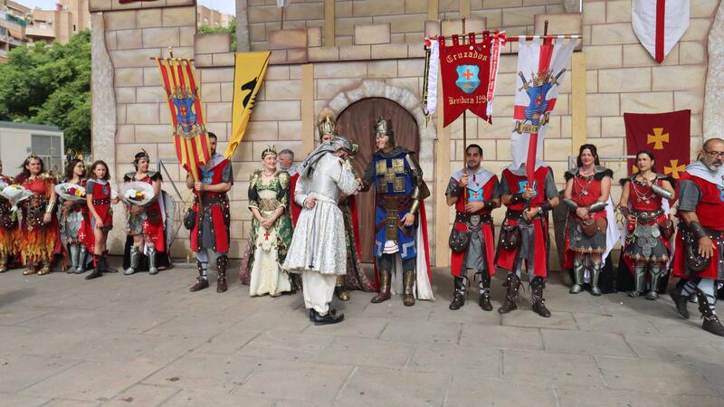 La lectura del ‘Parlament de Pau’ posa fi als enfrontaments en els festejos de Moros i Cristians de Benidorm