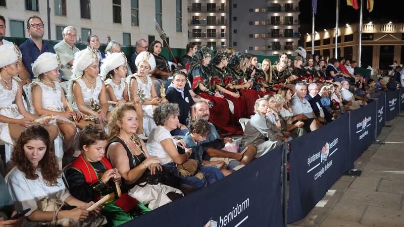 La lectura del ‘Parlament de Pau’ posa fi als enfrontaments en els festejos de Moros i Cristians de Benidorm