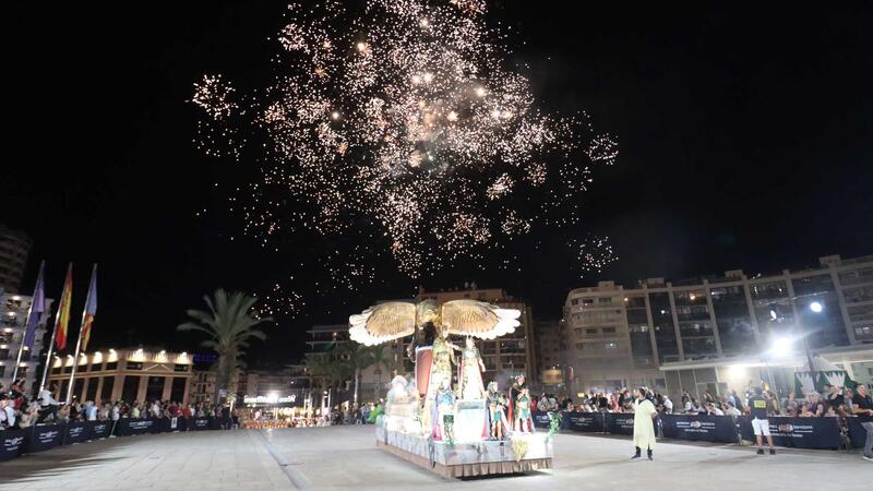 La lectura del ‘Parlament de Pau’ posa fi als enfrontaments en els festejos de Moros i Cristians de Benidorm