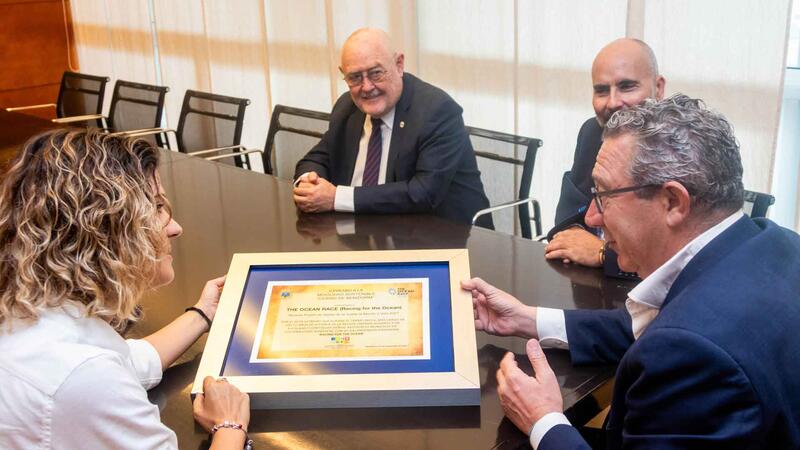 Benidorm entrega a The Ocean Race 2027 el Premio a la Movilidad Sostenible
