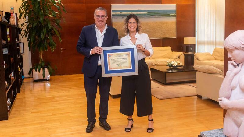 Benidorm entrega a The Ocean Race 2027 el Premio a la Movilidad Sostenible