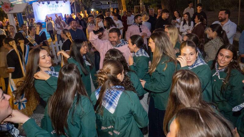 L’Horta de Benidorm celebra el día grande de las Festes del Roser con la romería, el pregón y el tradicional ‘ball del peuet’