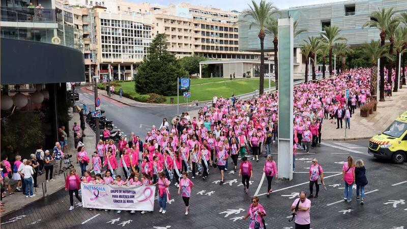 Cientos de personas caminan junto a Anémona en Benidorm en la lucha contra el cáncer de mama
