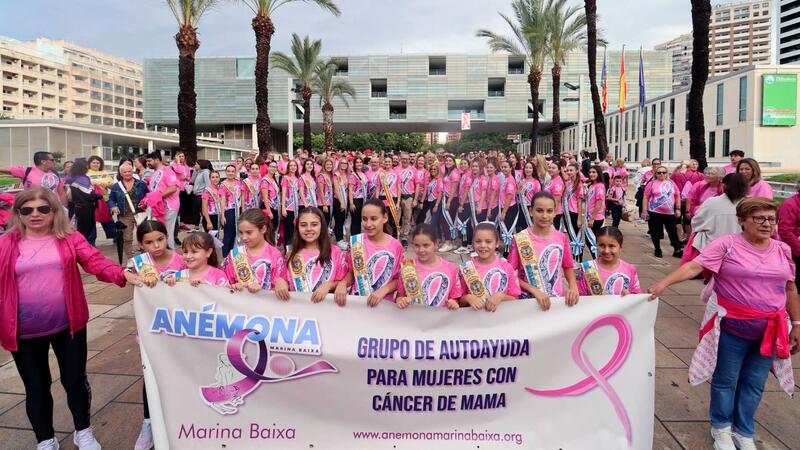 Cientos de personas caminan junto a Anémona en Benidorm en la lucha contra el cáncer de mama