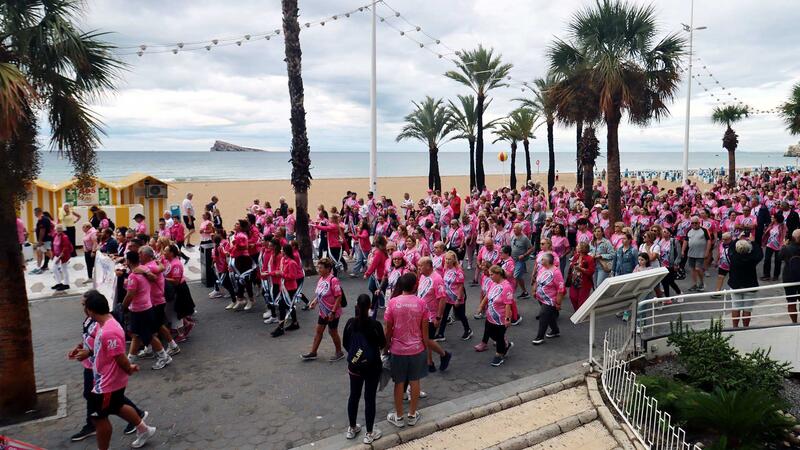 Cientos de personas caminan junto a Anémona en Benidorm en la lucha contra el cáncer de mama