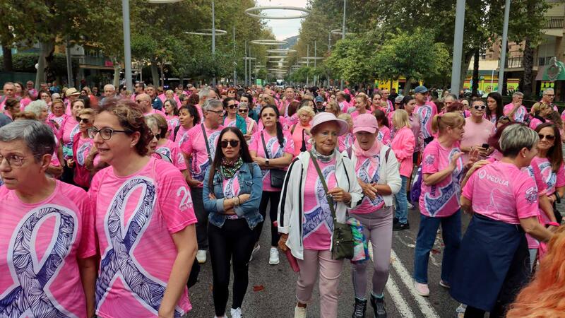 Cientos de personas caminan junto a Anémona en Benidorm en la lucha contra el cáncer de mama