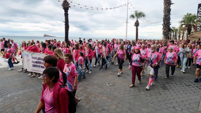 Cientos de personas caminan junto a Anémona en Benidorm en la lucha contra el cáncer de mama