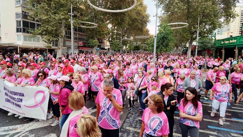 Cientos de personas caminan junto a Anémona en Benidorm en la lucha contra el cáncer de mama
