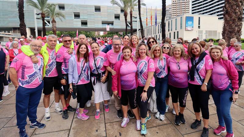 Cientos de personas caminan junto a Anémona en Benidorm en la lucha contra el cáncer de mama