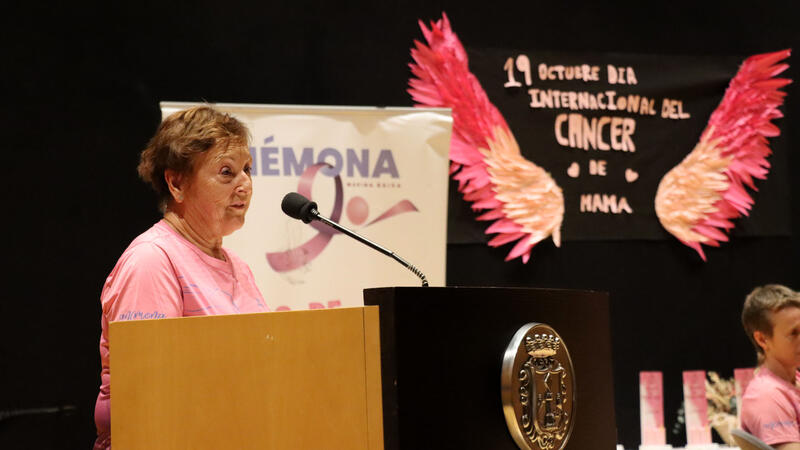Anémona conmemora en Benidorm el Día del Cáncer de Mama reclamando una atención integral para las pacientes