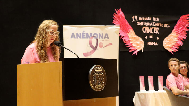 Anémona conmemora en Benidorm el Día del Cáncer de Mama reclamando una atención integral para las pacientes