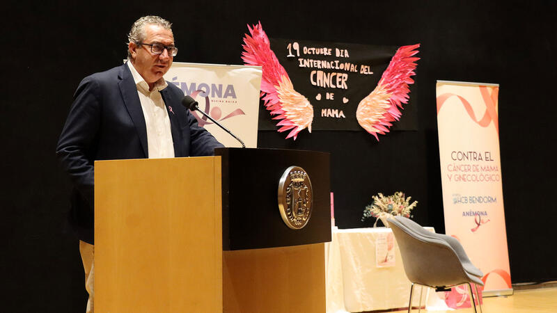 Anémona conmemora en Benidorm el Día del Cáncer de Mama reclamando una atención integral para las pacientes