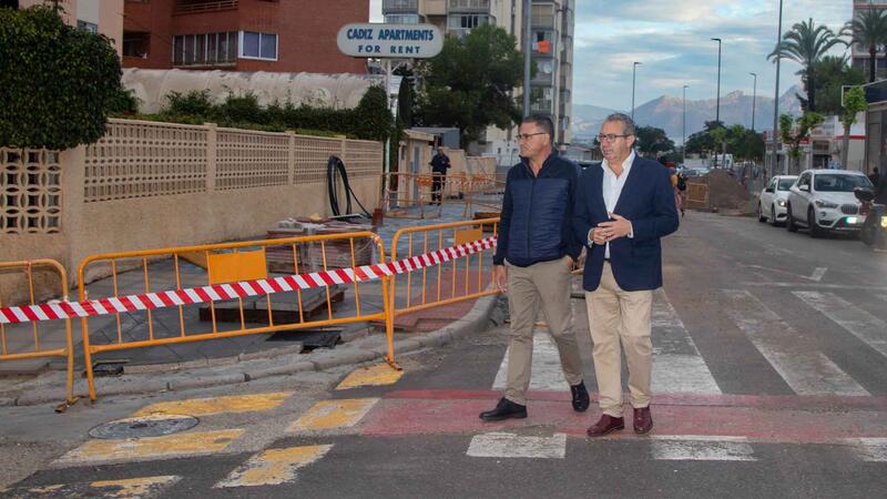 Benidorm testa en la avenida Montecarlo farolas que incorporan un tratamiento anticorrosivo frente al orín de perro
