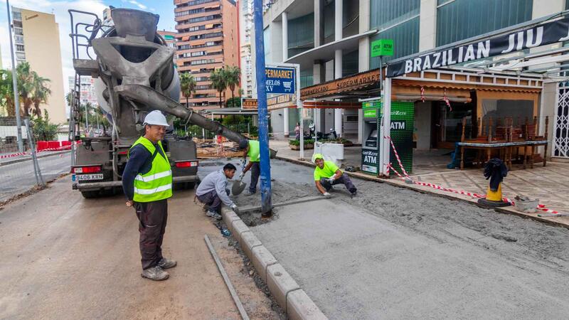 Benidorm testa en la avenida Montecarlo farolas que incorporan un tratamiento anticorrosivo frente al orín de perro