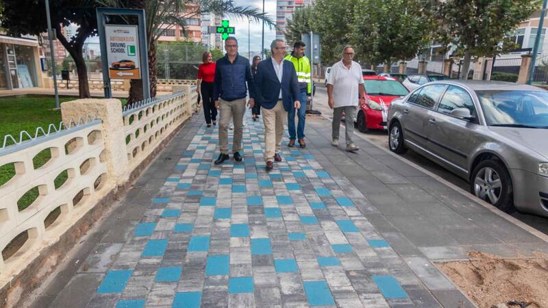 Benidorm testa en la avenida Montecarlo farolas que incorporan un tratamiento anticorrosivo frente al orín de perro