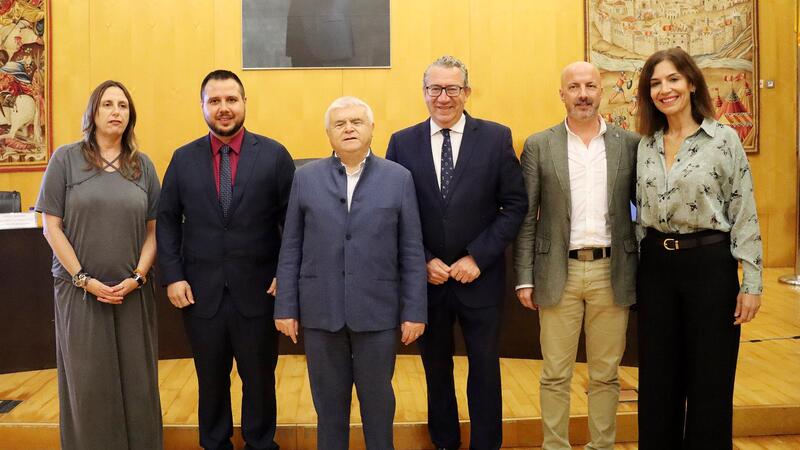 Benidorm instala en el Cruce los primeros semáforos acústicos que las personas ciegas pueden activar desde su teléfono móvil 