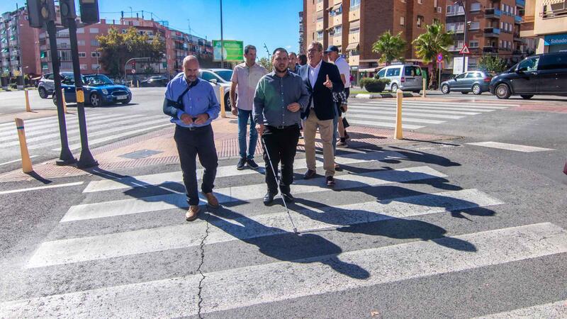 Benidorm instala en el Cruce los primeros semáforos acústicos que las personas ciegas pueden activar desde su teléfono móvil 