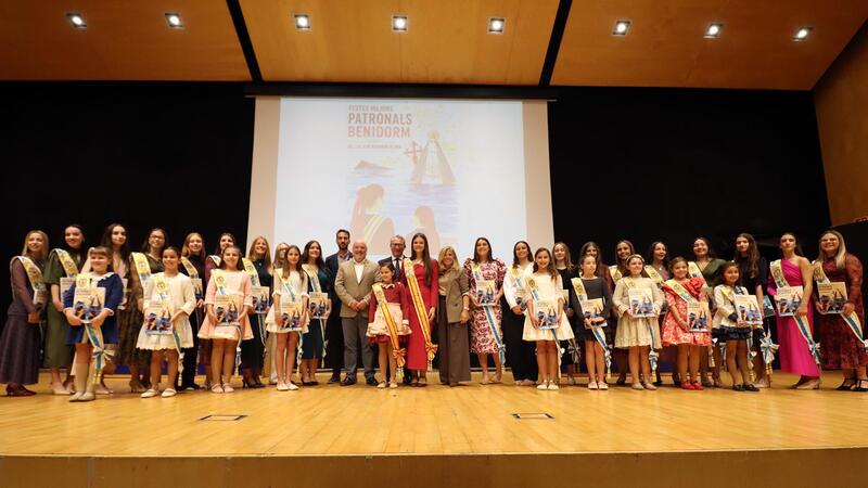 La Comissió de Festes presenta el Libro Oficial de las Festes Majors Patronals, que se celebran del 7 al 11 de noviembre