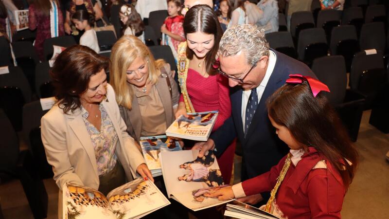 La Comissió de Festes presenta el Libro Oficial de las Festes Majors Patronals, que se celebran del 7 al 11 de noviembre