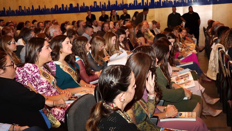 La Comissió de Festes presenta el Libro Oficial de las Festes Majors Patronals, que se celebran del 7 al 11 de noviembre