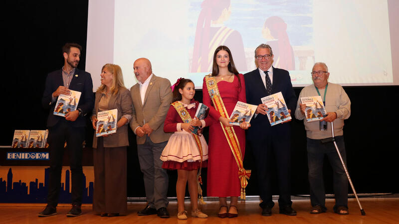 La Comissió de Festes presenta el Libro Oficial de las Festes Majors Patronals, que se celebran del 7 al 11 de noviembre