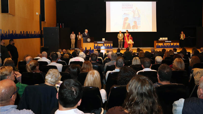 La Comissió de Festes presenta el Libro Oficial de las Festes Majors Patronals, que se celebran del 7 al 11 de noviembre