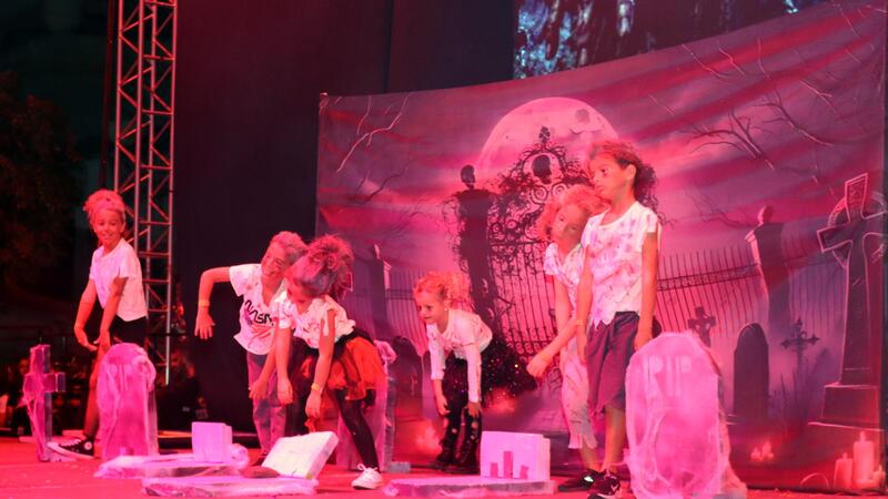 Las peñas L’Animalà, El Parotet y Malfaeners, ganadoras del Concurso de Playbacks Adulto e Infantil