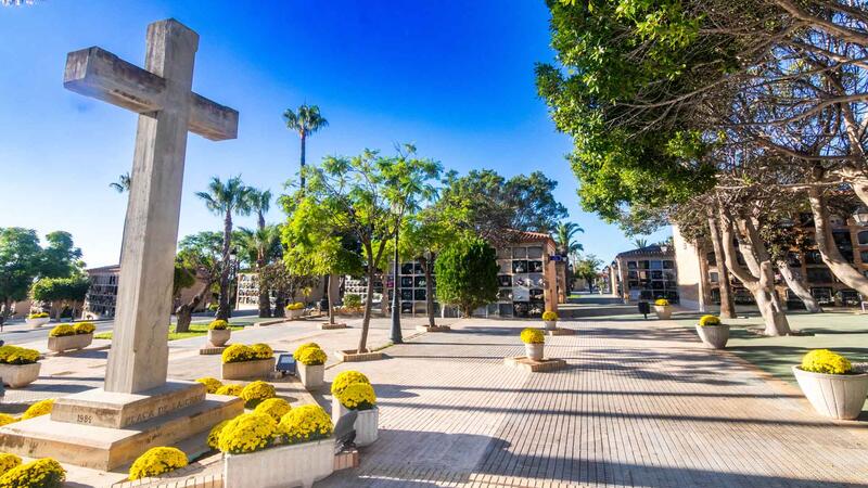 Benidorm prepara sus Cementerios municipales para recibir a cientos de personas en la celebración de Todos los Santos 