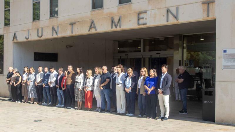 Benidorm recuerda con un minuto de silencio a las víctimas de las danas y de la tragedia ferroviaria de Urda 