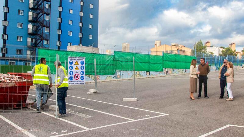 Benidorm planta un centenar de árboles en los patios de tres colegios para ampliar las zonas de sombra y mejorar el confort