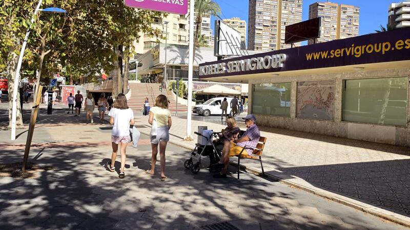 Benidorm incrementa el número de bancos en la vía pública y revisa y acondiciona el mobiliario ya instalado