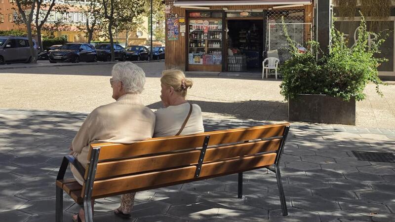Benidorm incrementa el número de bancos en la vía pública y revisa y acondiciona el mobiliario ya instalado