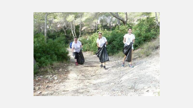 Decenas de voluntarios recorren y limpian el entorno natural del Guillermo Amor en el ‘Clean up the World’