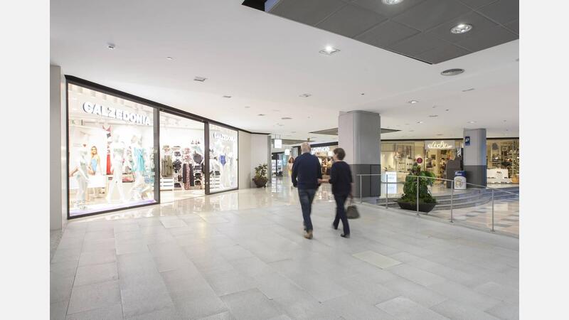 Interior Centro Comercial La Marina