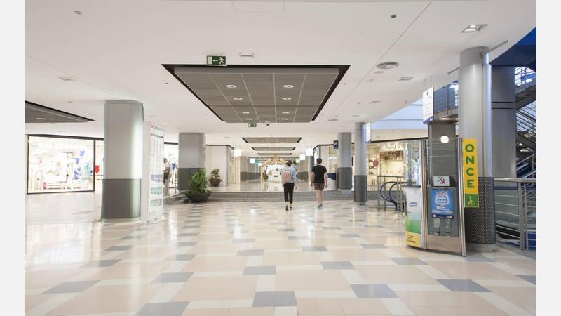 Interior Centro Comercial La Marina