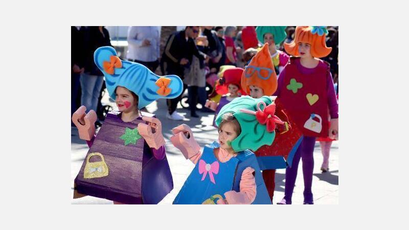 Los niños de Benidorm se divierten en el desfile de Carnaval Infantil