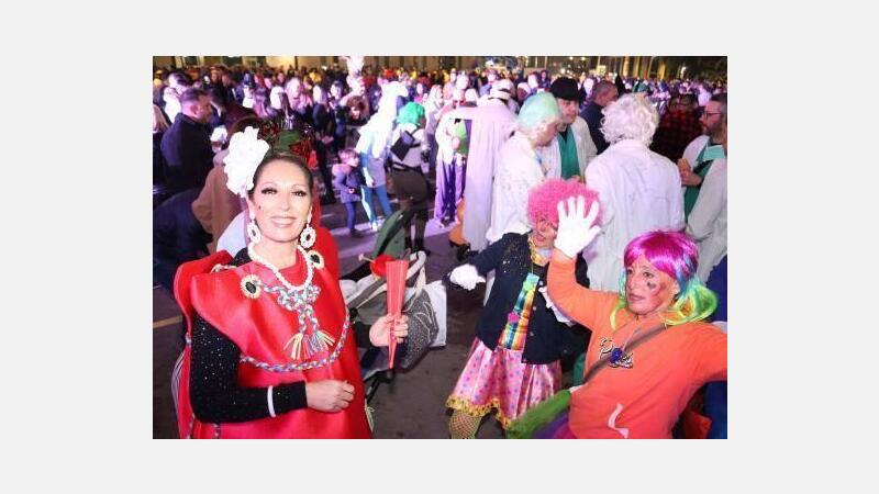 Las peñas desfilan al ritmo de Carnaval por las calles de Benidorm