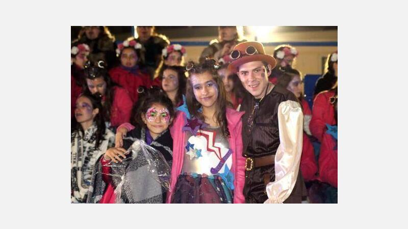 Las peñas desfilan al ritmo de Carnaval por las calles de Benidorm