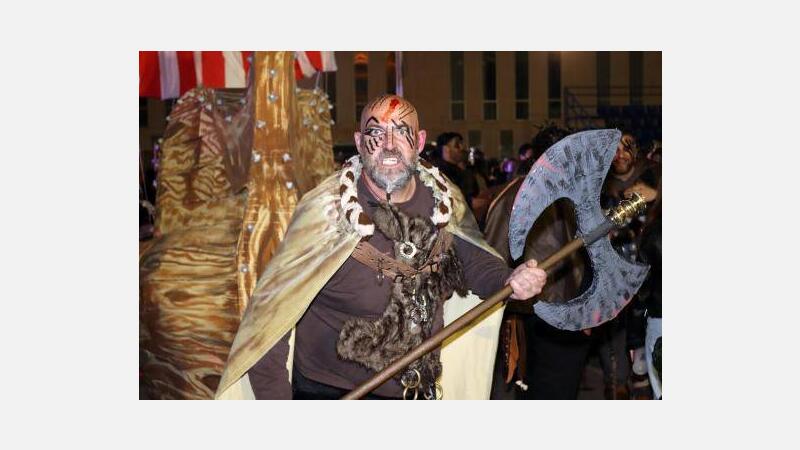 Las peñas desfilan al ritmo de Carnaval por las calles de Benidorm
