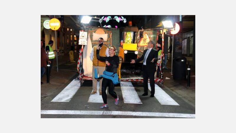 La penya Bavallons se adjudica el primer premio del Desfile del Humor con