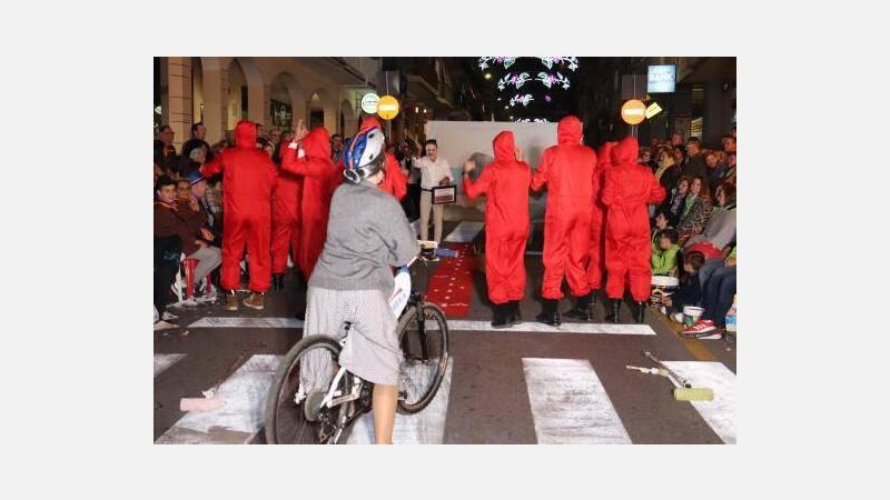 La penya Bavallons se adjudica el primer premio del Desfile del Humor con