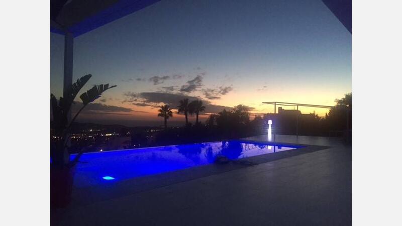 Piscina exterior noche