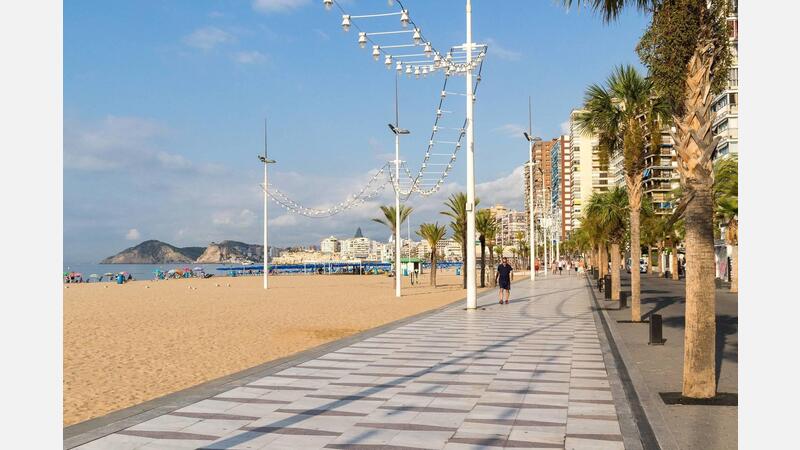 Playa y paseo de levante