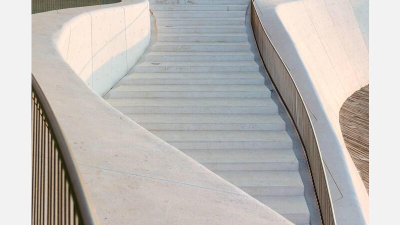 Paseo poniente. Detalle escalera