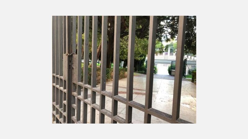 Ciudadanos pide más vigilancia en el parque de l’Aigüera y reabrir sus puertas en su horario establecido para permitir el cruce peatonal