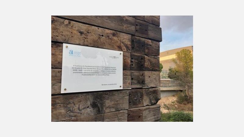 Retiran la placa inaugural del parque de la Séquia Mare tras la denuncia de Ciudadanos sobre la vulneración de la Ley de Publicidad